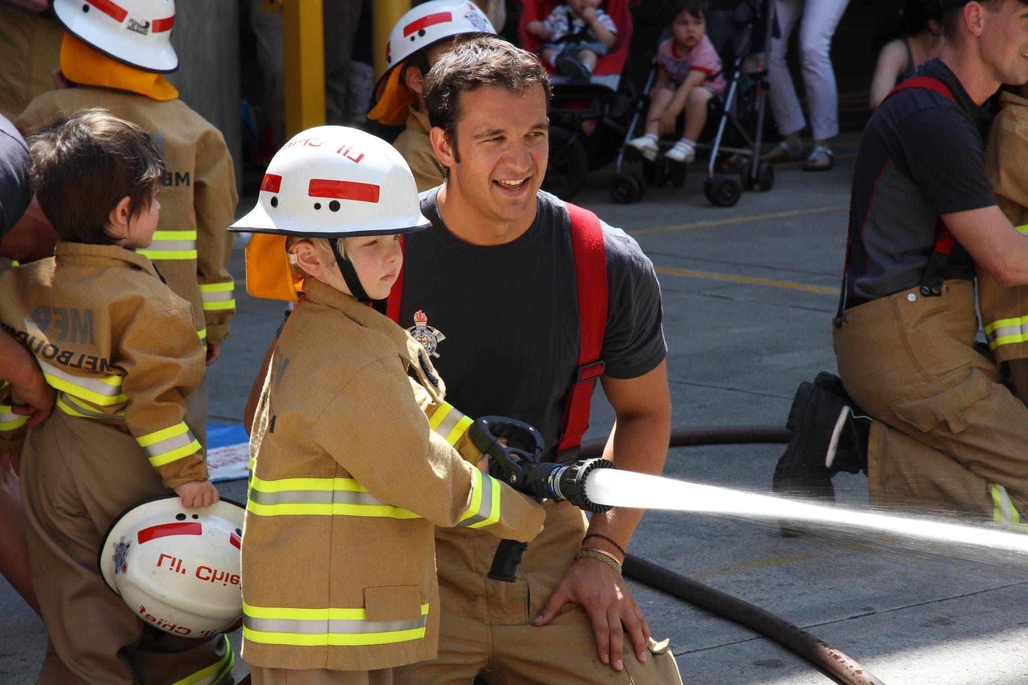 kind brandweerman brandbestrijding