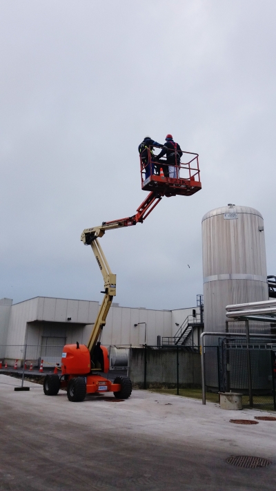 Arbeider gekneld tussen hoogwerker en brug