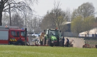 Landbouwer valt in machine en sterft