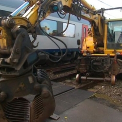 Kraanmachinist gewond na botsing met trein