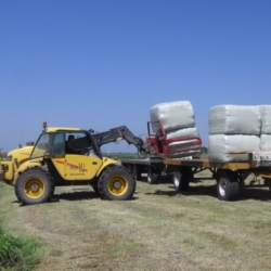 Zwaargewond geklemd tussen balenklem van heftruck