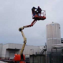 Arbeider gekneld tussen hoogwerker en brug