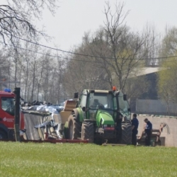 Landbouwer valt in machine en sterft